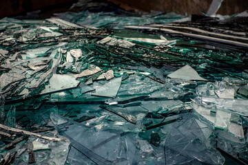 Bruchglas in einem Recycling Container