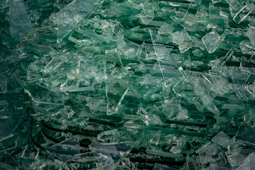 Bruchglas in einem Recycling Container