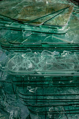 Bruchglas in einem Recycling Container