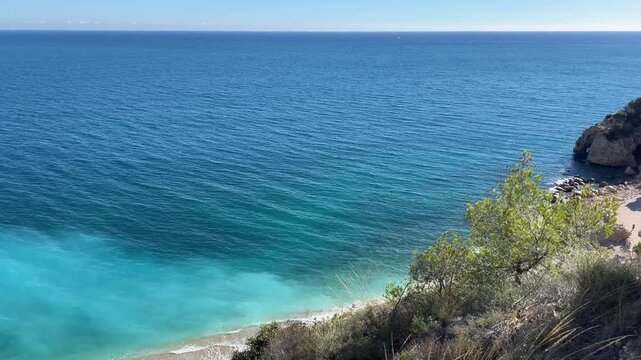 Aguas turquesas en la Cala del Moraig, costa Blanca