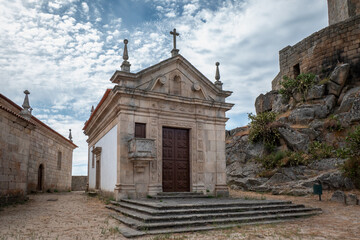 Capela do Senhor dos Passos ou da Misericórdia de estilo maneirista, com fachada de cantaria em granito, ladeando o recinto interno do castelo de Marialva, uma Aldeia Histórica de Portugal © LuIvDa