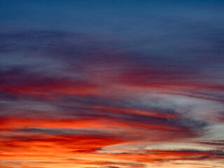 Bunt erleuchteter himmel nach Sonnenuntergang