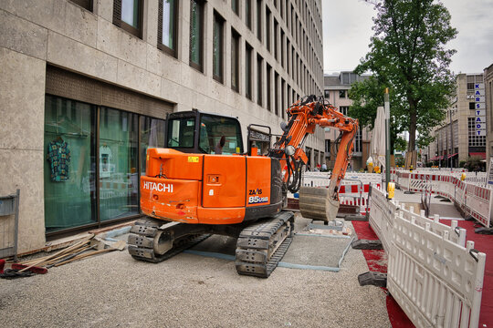 Ein Raupenbagger Marke Hitachi, Model ZX85USB in R&uuml;ckansicht an einer Hausfassade auf einer Baustelle in der Innenstadt von Karlsruhe, Baden-Wuerttemberg