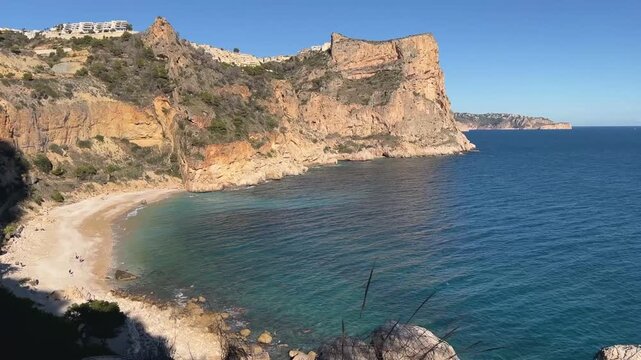 Tilt up de la Cala del Moraig con Morro Falqu&iacute;, Costa Blanca