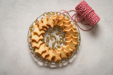 Composition of star-shaped biscuits on a Christmas plate.