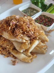 Pla Muek Tod Gratiem;Fried Squid with Crispy Garlic and Shallots