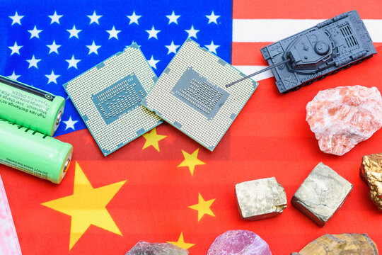 Conceptual image of the superpower struggle. Features semiconductors, batteries, and raw materials on US and China flags, symbolizing the battle for technology dominance and security.