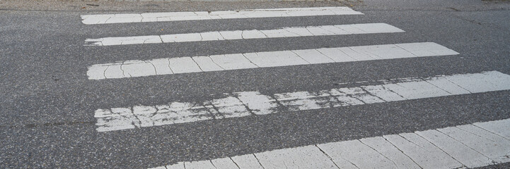 Stra&szlig;e mit Zebrastreifen