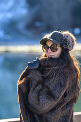 Bella modella inverno con pelliccia