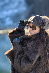 Bella modella inverno con pelliccia