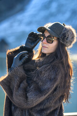 Bella modella inverno con pelliccia