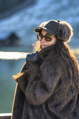 Bella modella inverno con pelliccia