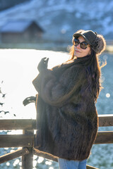 Bella modella inverno con pelliccia