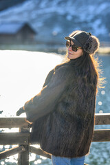 Bella modella inverno con pelliccia