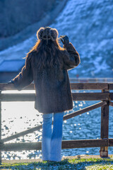 Bella modella inverno con pelliccia