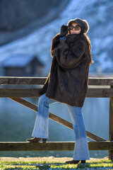 Bella modella inverno con pelliccia