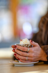 Bella modella inverno con pelliccia