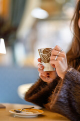 Bella modella inverno con pelliccia