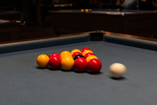 Jeu de billard anglais avec la bille blanche tir&eacute;e en mouvement pour casser le triangle