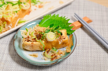 薬味とお醤油をかけた栃尾あげ