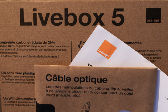 emballage carton et feuille de r&eacute;ception de la livebox 5 d'Orange, France