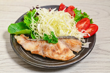 夕食のマダラのムニエル