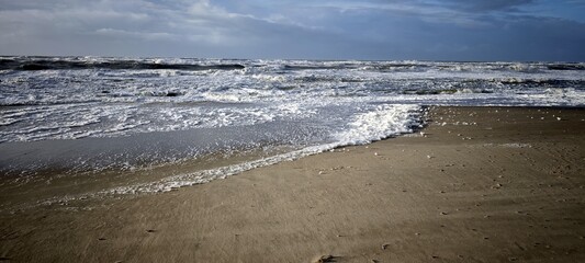 Schaum am Sandstrand von Bjerregard