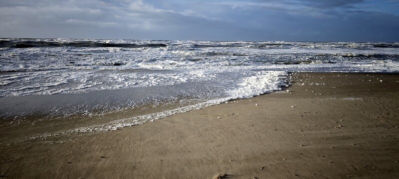 Schaum am Sandstrand von Bjerregard