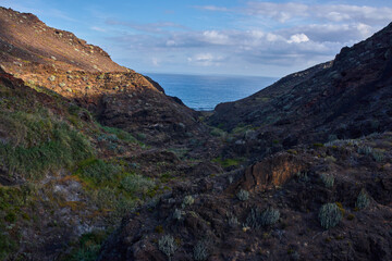 Obraz premium Anaga ravine trail to ocean