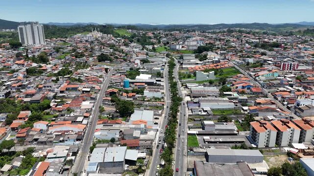 Imagem a&eacute;rea de bairro residencial com pr&eacute;dios, ruas organizadas, com&eacute;rcio e &aacute;reas verdes, representando urbaniza&ccedil;&atilde;o moderna, moradia, mobilidade e desenvolvimento imobili&aacute;rio em Mogi das Cruzes