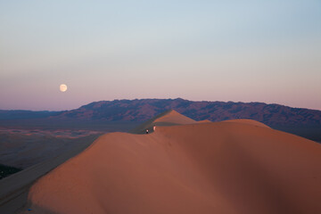 Naklejka premium Khongoryn Els sand dunes landscape, Mongolia. Gobi desert