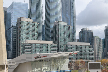 Fototapeta premium exterior buildings seen from Rogers Centre, incl Ripley's Aquarium of Canada and condominium complexes, Toronto