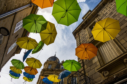 Dans les rues de Brive la Gaillarde en France

