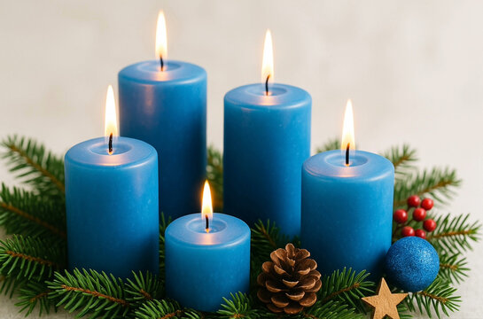 Cinco velas azules con decoraci&oacute;n navide&ntilde;a