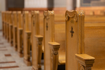 Rangée de bancs d'église avec croix, intérieur, horizontal
