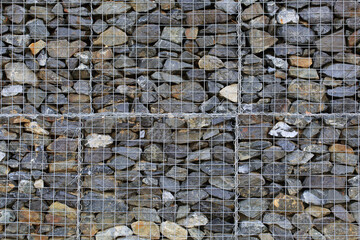 돌을 쌓고 철사로 고정한 야외 벽 배경