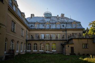 Obraz premium Abandoned Historic Mansion Interior With Atmospheric Decay and Detailed Old Architecture