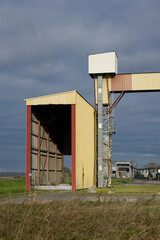 Structure industrielle extérieure en métal avec bâtiment ouvert et convoyeur