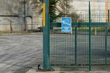 Clôture industrielle avec panneau de vidéosurveillance sur site sécurisé