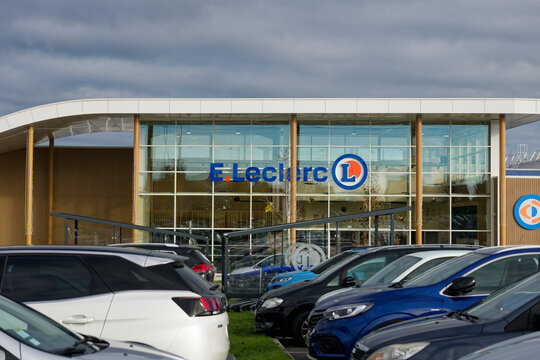 Fa&ccedil;ade du supermarch&eacute; E.Leclerc avec parking automobile &mdash; photo &eacute;ditoriale