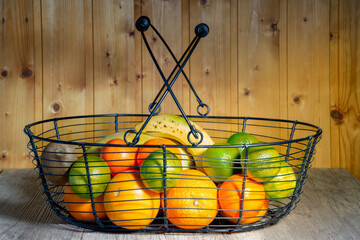panier avec fruits en vrac, oranges, citrons, bananes, kiwi
