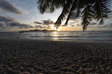 coucher de soleil aux Seychelles LA DIGUE