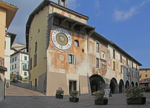 il Palazzo del Comune di Clusone con il grande orologio planetario (Val Seriana, Bergamo)