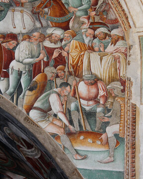 i soldati si giocano la tunica di Ges&ugrave; (particolare della Crocifissione); affresco nell'Oratorio dei Disciplini a Clusone (Val Seriana, Bergamo)