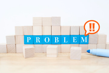 問題発生を示すPROBLEMの積み木の壁。
