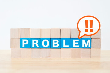 問題発生を示すPROBLEMの積み木の壁。