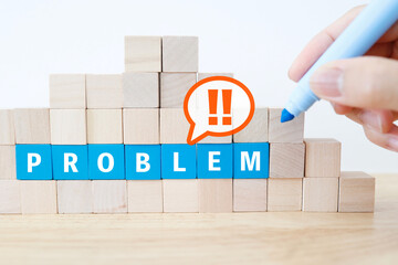 問題発生を示すPROBLEMの積み木の壁。