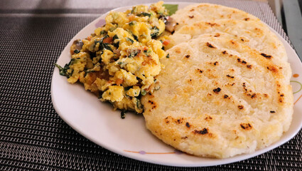 Desayuno caliente de arepa con huevo 