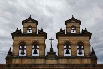 Campanario antiguo con diseño simétrico 
