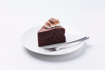 皿に盛られたケーキ ガトーショコラ 白背景